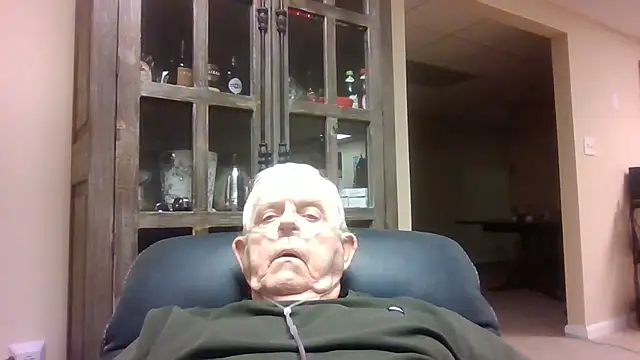 Snapshot of bootlegmanz chatting on December 1, 5:18 pm bootlegmanz online show from December 1, 5:18 pm