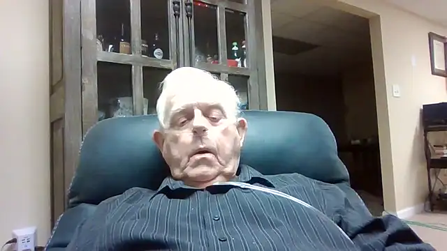 Snapshot of bootlegmanz chatting on December 16, 3:39 pm bootlegmanz online show from December 16, 3:39 pm