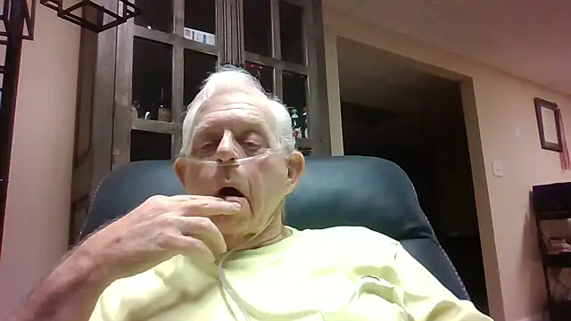 Snapshot of bootlegmanz chatting on December 18, 2:45 pm bootlegmanz online show from December 18, 2:45 pm