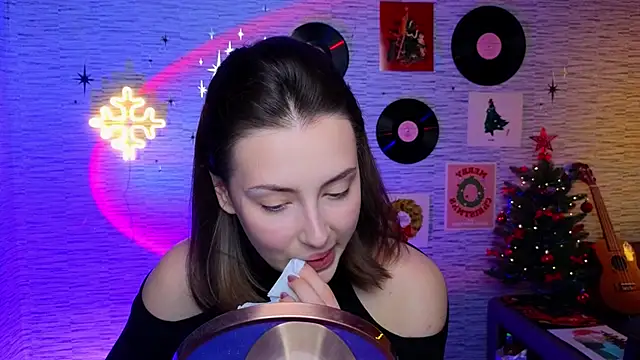 Snapshot of GloriaElmer chatting on December 23, 2:17 pm GloriaElmer online show from December 23, 2:17 pm