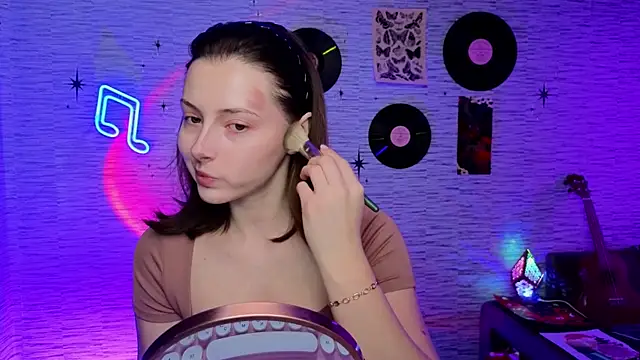 Snapshot of GloriaElmer chatting on February 18, 6:59 am GloriaElmer online show from February 18, 6:59 am