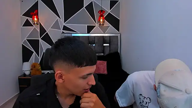 Snapshot of Juan_Nd_Steven chatting on May 8, 11:21 pm Juan Nd Steven online show from May 8, 11:21 pm