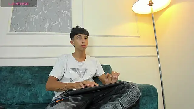 Snapshot of Lucian_Davi chatting on December 27, 3:15 pm Lucian Davi online show from December 27, 3:15 pm