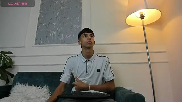Snapshot of Lucian_Davi chatting on February 3, 12:14 pm Lucian Davi online show from February 3, 12:14 pm