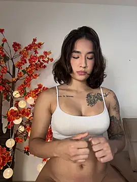 VictoriaHiill online show from June 5, 6:35 pm