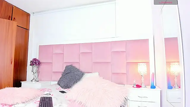 DaphneLloyd online show from December 17, 2:23 am