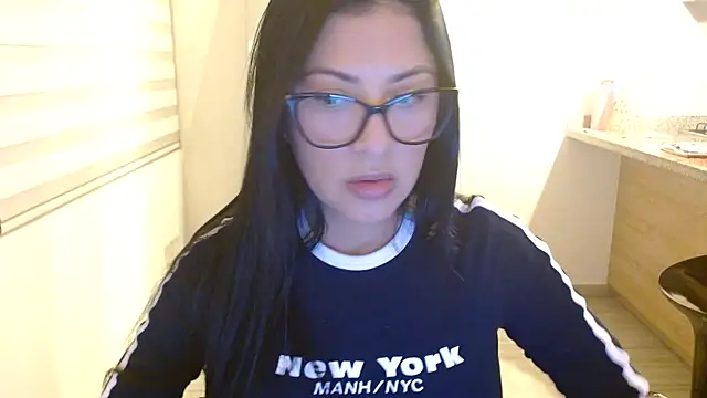 Snapshot of Charlotte_cute18 chatting on December 13, 11:32 pm Charlotte cute18 online show from December 13, 11:32 pm