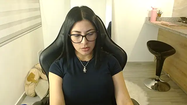 Snapshot of Charlotte_cute18 chatting on December 18, 3:12 am Charlotte cute18 online show from December 18, 3:12 am