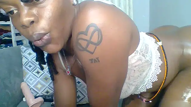 Snapshot of Petite_254 chatting on November 28, 12:46 am Petite 254 online show from November 28, 12:46 am