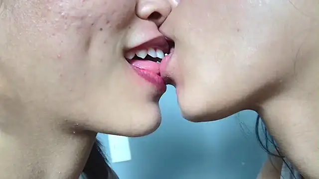 Snapshot of strawberrymia68 chatting on February 8, 7:27 pm strawberrymia68 online show from February 8, 7:27 pm