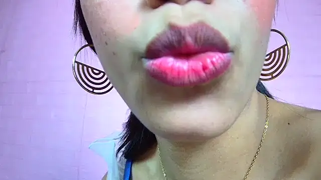 Snapshot of strawberrymia68 chatting on February 11, 1:09 pm strawberrymia68 online show from February 11, 1:09 pm