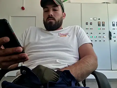 Snapshot of Leonormaldick chatting on April 10, 11:04 am Leonormaldick online show from April 10, 11:04 am