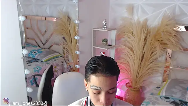 Jonesliam23 online show from November 11, 7:47 pm