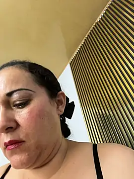 Snapshot of luisa_curli chatting on June 29, 3:35 am luisa curli online show from June 29, 3:35 am