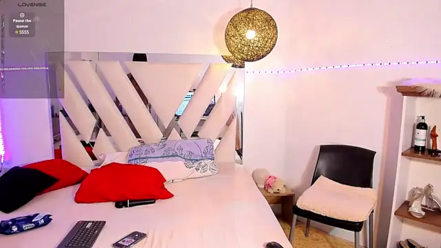 rose scottt online show from February 14, 11:21 am