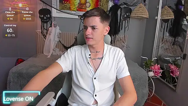 Snapshot of tossetrech chatting on October 30, 3:19 am tossetrech online show from October 30, 3:19 am