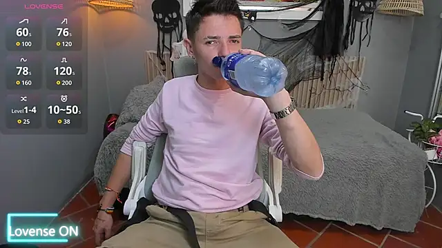 Snapshot of tossetrech chatting on October 31, 3:18 am tossetrech online show from October 31, 3:18 am