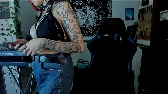 Snapshot of Demongirl6666 chatting on February 13, 4:32 am Demongirl6666 online show from February 13, 4:32 am