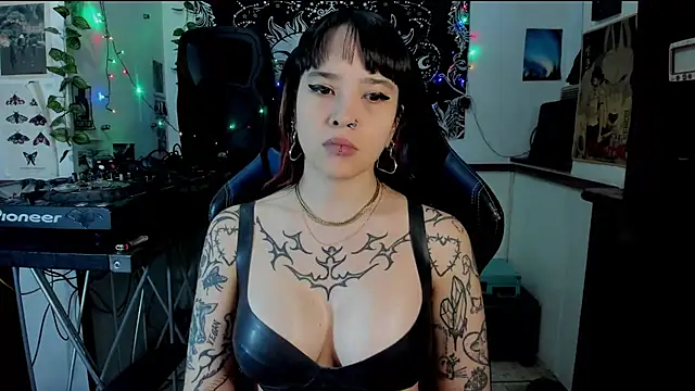 Snapshot of Demongirl6666 chatting on March 19, 12:37 am Demongirl6666 online show from March 19, 12:37 am