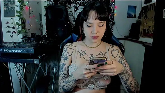 Snapshot of Demongirl6666 chatting on March 20, 12:30 am Demongirl6666 online show from March 20, 12:30 am