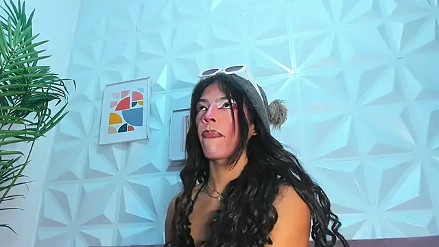 Briyit Doll online show from December 3, 6:17 pm