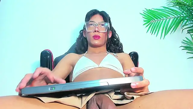 Briyit Doll online show from February 1, 6:00 am