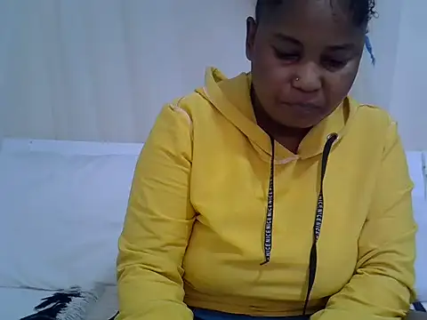 Snapshot of browndolly12 chatting on July 12, 9:33 am browndolly12 online show from July 12, 9:33 am