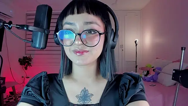 Snapshot of SweetJennaa chatting on March 16, 9:49 am SweetJennaa online show from March 16, 9:49 am