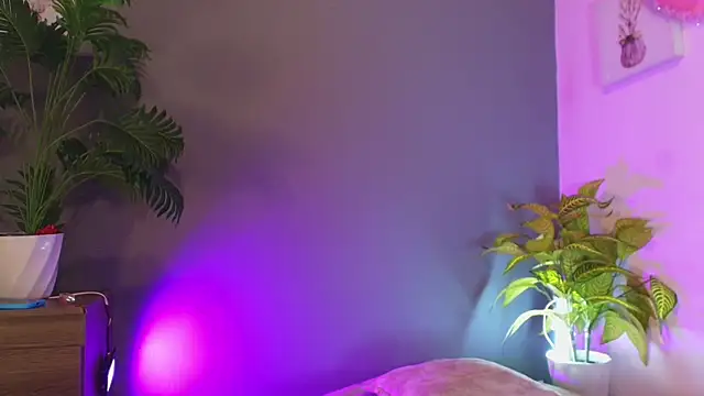 Snapshot of jade_brunnette chatting on May 21, 8:27 pm jade brunnette online show from May 21, 8:27 pm
