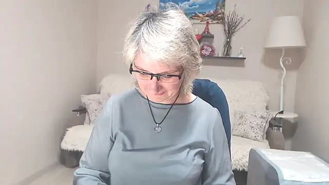 Snapshot of FleurMays chatting on June 2, 9:00 am FleurMays online show from June 2, 9:00 am