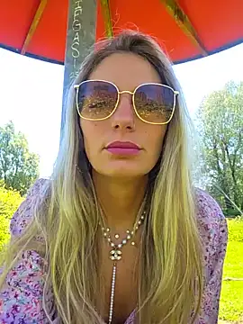 Snapshot of Lydie_off chatting on May 22, 11:49 am Lydie off online show from May 22, 11:49 am