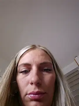 Snapshot of Lydie_off chatting on July 2, 7:25 am Lydie off online show from July 2, 7:25 am