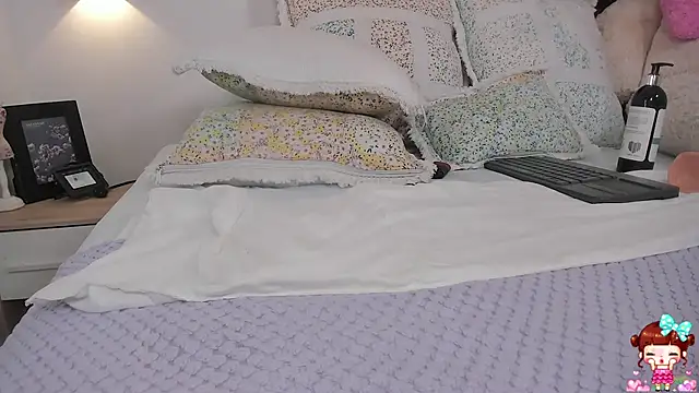 Snapshot of khloe_cutee chatting on December 24, 11:44 pm khloe cutee online show from December 24, 11:44 pm