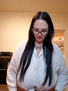 Snapshot of Jujuicy_97 chatting on May 19, 9:32 pm Jujuicy 97 online show from May 19, 9:32 pm