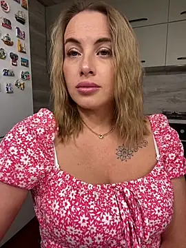 Snapshot of Cute_Hot_Alice chatting on June 12, 9:25 pm Cute Hot Alice online show from June 12, 9:25 pm
