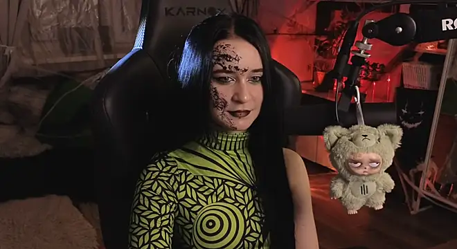 Snapshot of KiraLiLime chatting on October 31, 4:30 pm KiraLiLime online show from October 31, 4:30 pm