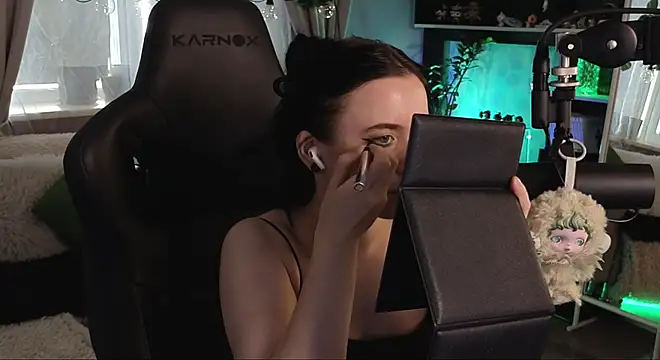 Snapshot of KiraLiLime chatting on November 16, 10:54 am KiraLiLime online show from November 16, 10:54 am