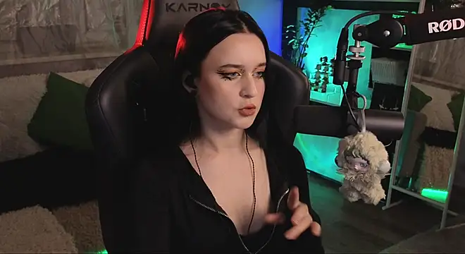 Snapshot of KiraLiLime chatting on November 29, 6:22 pm KiraLiLime online show from November 29, 6:22 pm