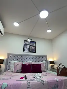 sarascottt online show from February 2, 7:01 pm