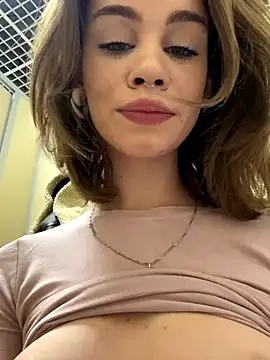 Snapshot of Street_young chatting on December 4, 12:25 pm Street young online show from December 4, 12:25 pm