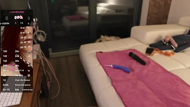 Snapshot of sexyLolia11 chatting on May 25, 11:33 pm sexyLolia11 online show from May 25, 11:33 pm