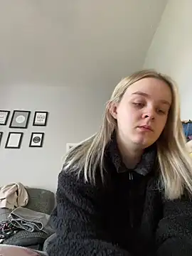 Snapshot of princess_blondex chatting on February 24, 9:32 am princess blondex online show from February 24, 9:32 am