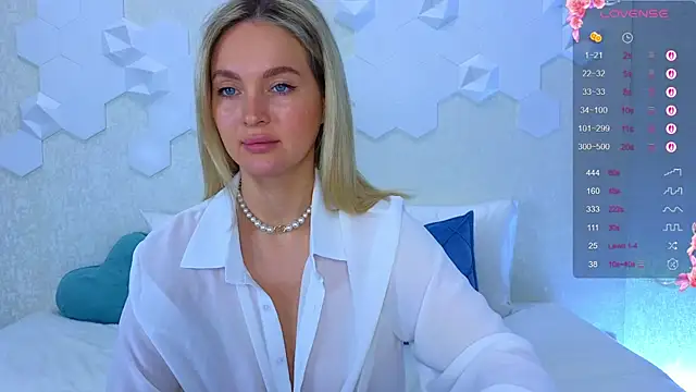 Snapshot of Lynna_Sparks chatting on October 2, 2:18 am Lynna Sparks online show from October 2, 2:18 am