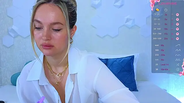 Snapshot of Lynna_Sparks chatting on October 10, 2:43 am Lynna Sparks online show from October 10, 2:43 am