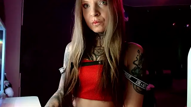 Snapshot of InesGold chatting on February 3, 7:18 am InesGold online show from February 3, 7:18 am