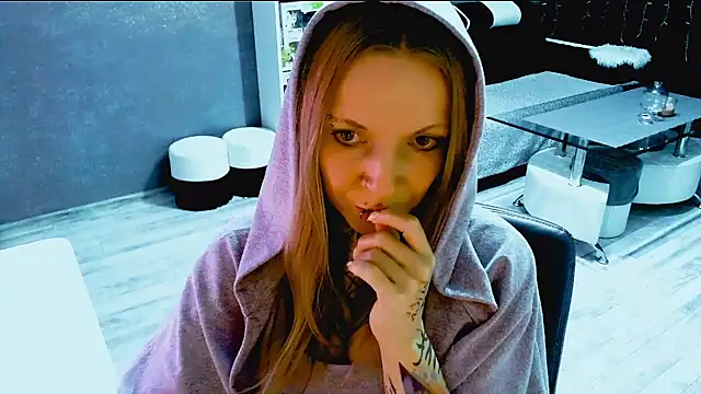 Snapshot of InesGold chatting on October 17, 8:22 pm InesGold online show from October 17, 8:22 pm