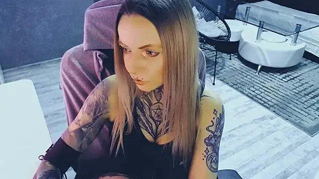 Snapshot of InesGold chatting on April 12, 3:39 pm InesGold online show from April 12, 3:39 pm