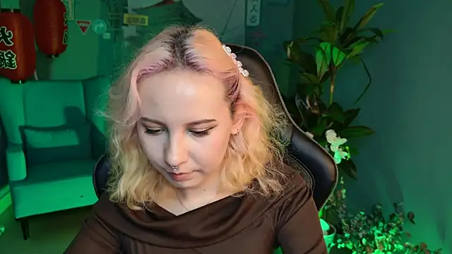 Snapshot of JasmineMilko chatting on February 13, 8:17 am JasmineMilko online show from February 13, 8:17 am