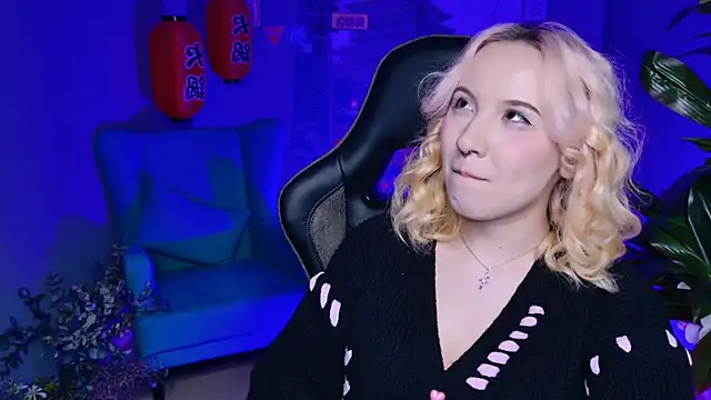 Snapshot of JasmineMilko chatting on March 4, 8:13 am JasmineMilko online show from March 4, 8:13 am