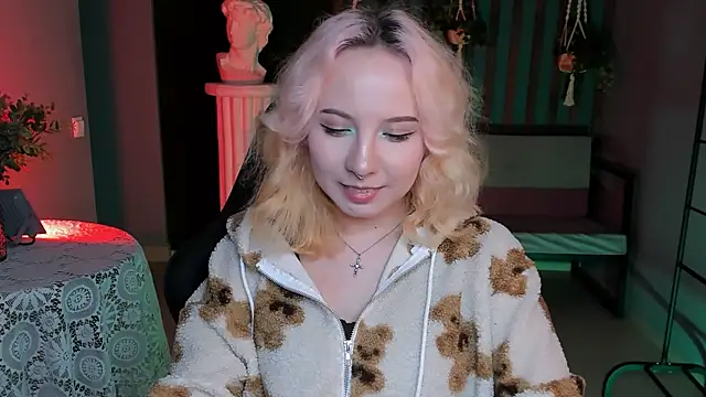 Snapshot of JasmineMilko chatting on March 5, 8:21 am JasmineMilko online show from March 5, 8:21 am